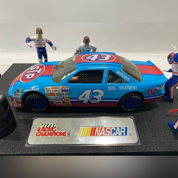 NASCAR Richard Petty #43 Pit Crew Diorama Officially Licensed by NASCAR- 1992 - Picture 2 of 5